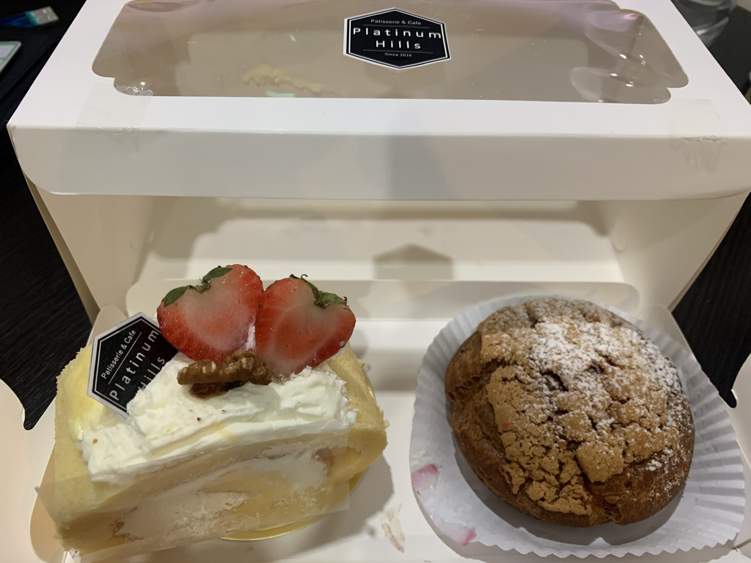 Platinum Hills プロンポン店 大人気のケーキ屋 プラチナムヒルズ の２号店で ふわふわロールケーキをお持ち帰り 商品詳細あり プロンポン